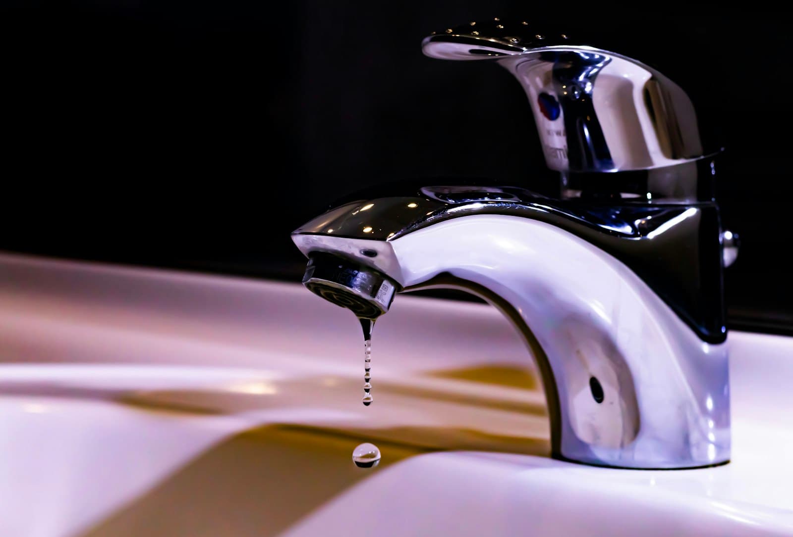 Robinet qui goutte sur un lavabo