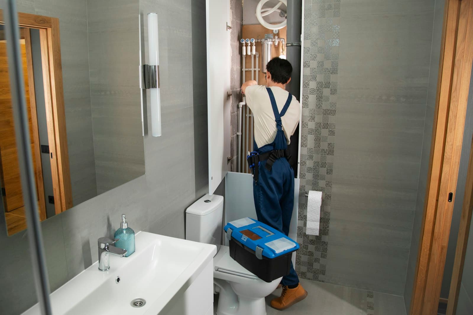 Plombier intervenant dans une salle de bains