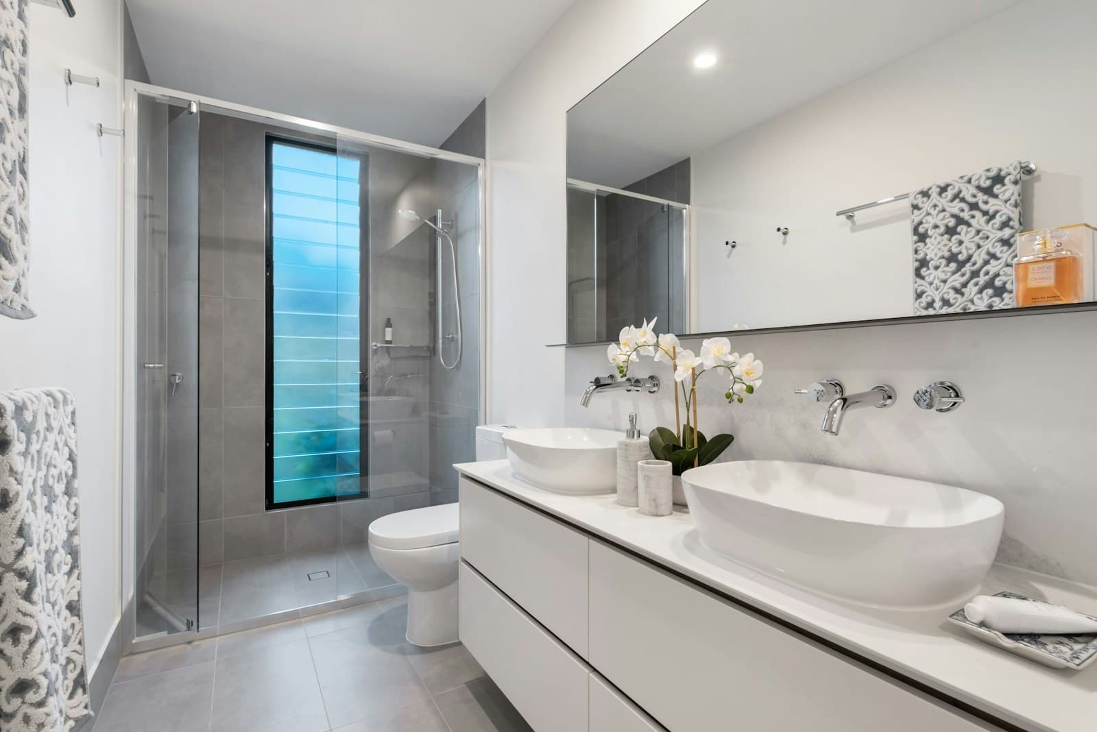 Salle de bains moderne avec vasque et douche vitrée