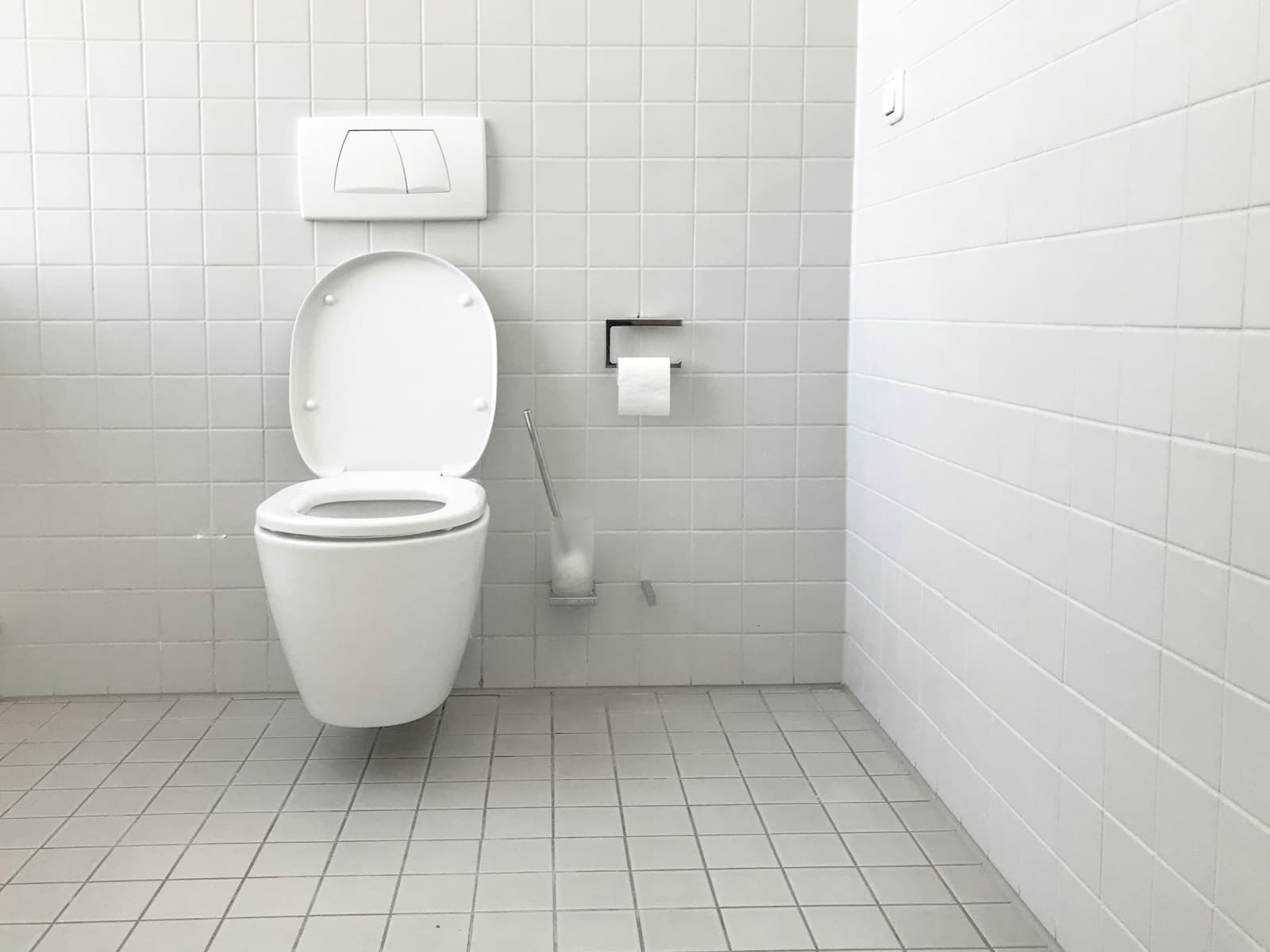 WC suspendu posé sur bâti-support